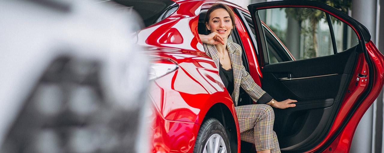 lady geting out of the car